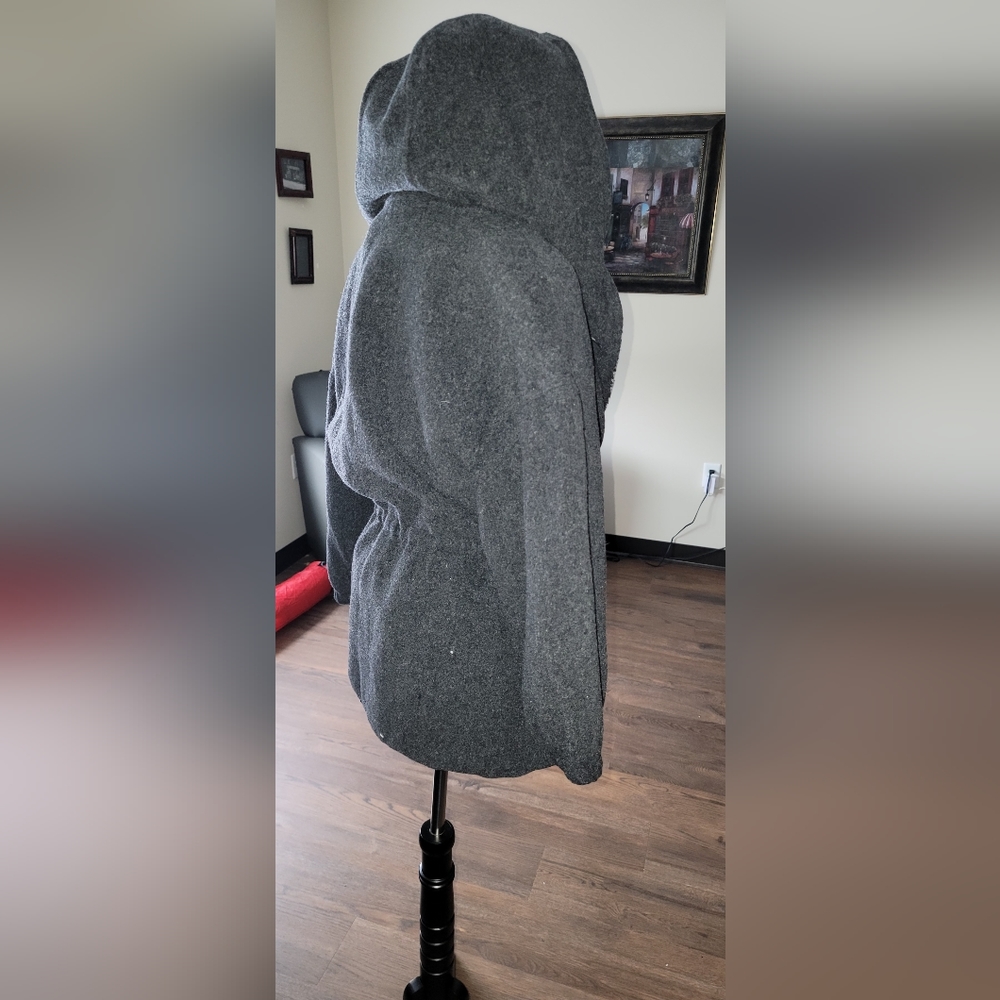 Sinched waist. Oversized hood. - Picture 6 of 14